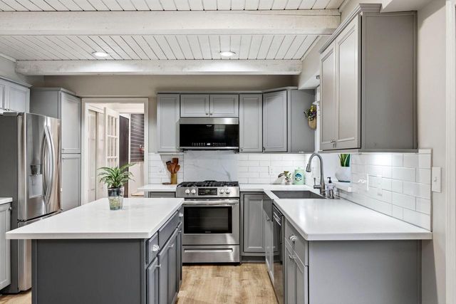 S83W32784 N Oak Tree COURT, Mukwonago, WI 53149