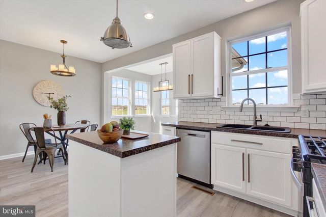 1229 LEDGE DR, York, PA 17408