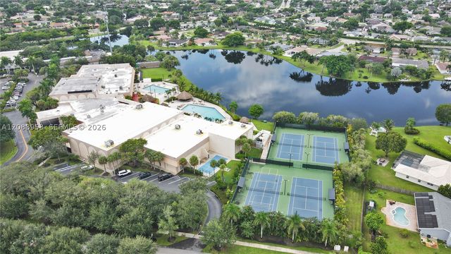 150 Lakeview Dr 203, Weston, FL 33326