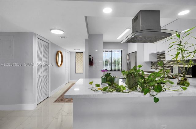 150 Lakeview Dr 203, Weston, FL 33326