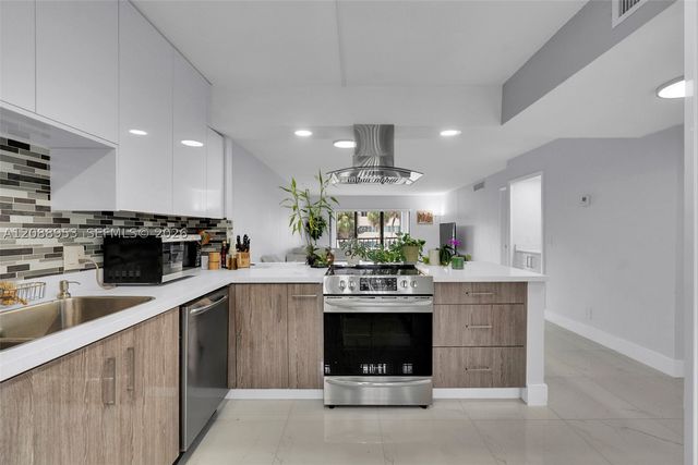 150 Lakeview Dr 203, Weston, FL 33326