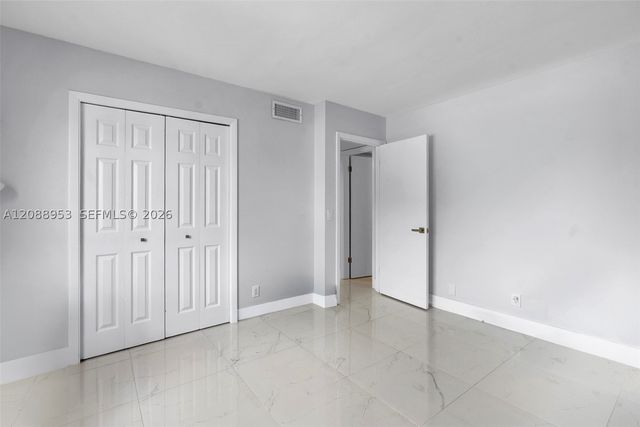 150 Lakeview Dr 203, Weston, FL 33326
