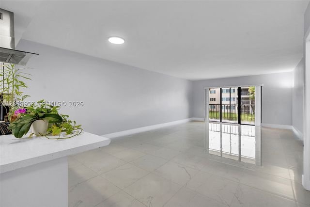 150 Lakeview Dr 203, Weston, FL 33326