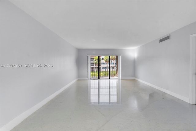 150 Lakeview Dr 203, Weston, FL 33326