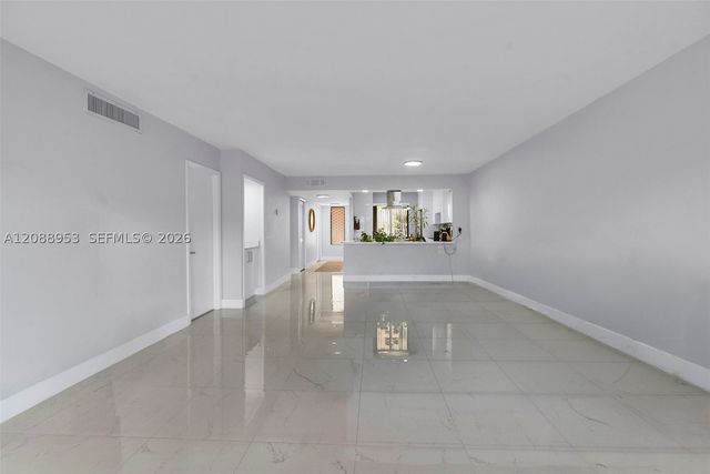 150 Lakeview Dr 203, Weston, FL 33326