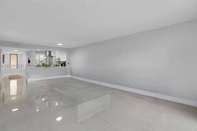 150 Lakeview Dr 203, Weston, FL 33326