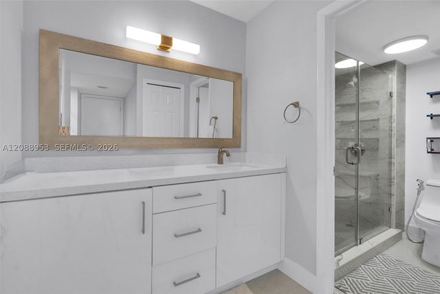 150 Lakeview Dr 203, Weston, FL 33326