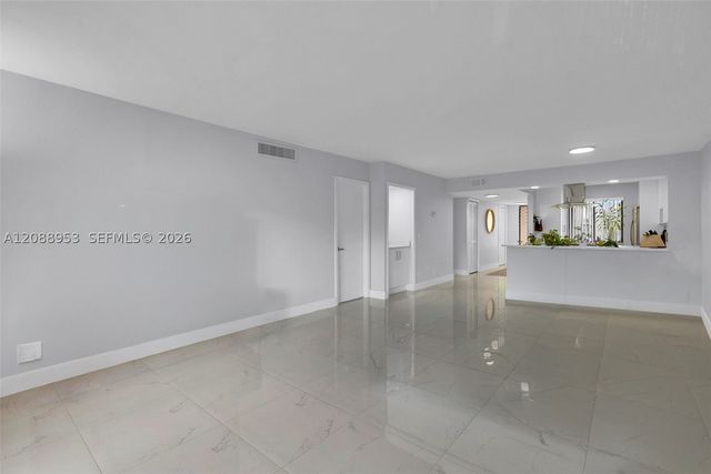 150 Lakeview Dr 203, Weston, FL 33326