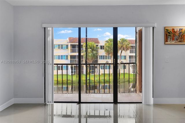 150 Lakeview Dr 203, Weston, FL 33326