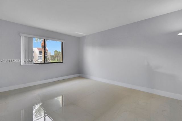 150 Lakeview Dr 203, Weston, FL 33326