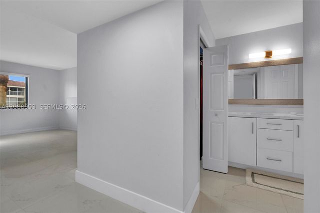 150 Lakeview Dr 203, Weston, FL 33326