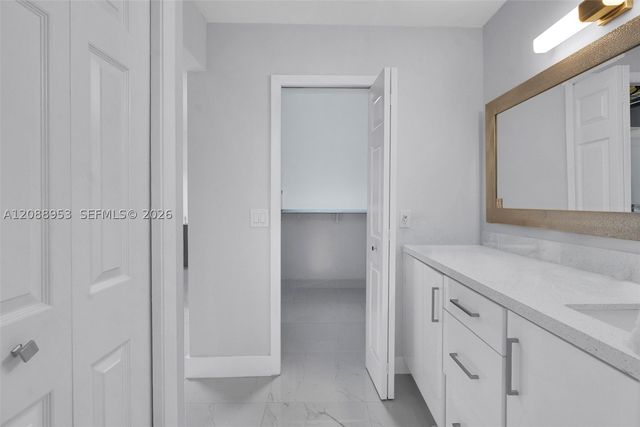 150 Lakeview Dr 203, Weston, FL 33326