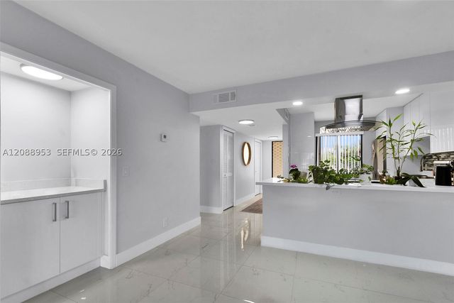 150 Lakeview Dr 203, Weston, FL 33326