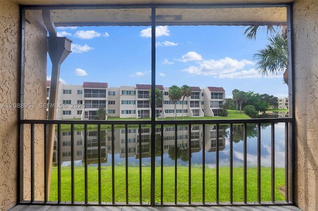 150 Lakeview Dr 203, Weston, FL 33326