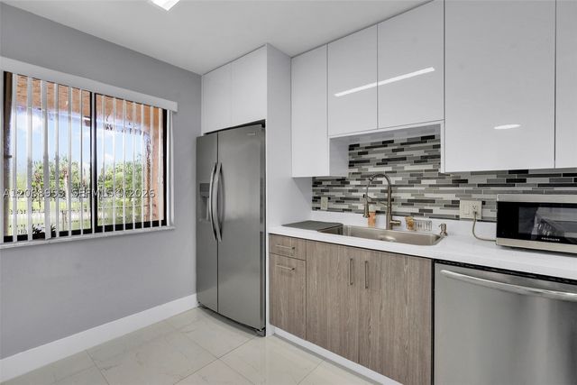 150 Lakeview Dr 203, Weston, FL 33326