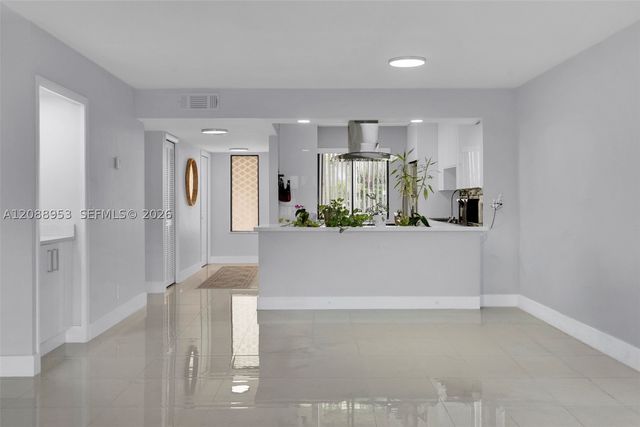 150 Lakeview Dr 203, Weston, FL 33326