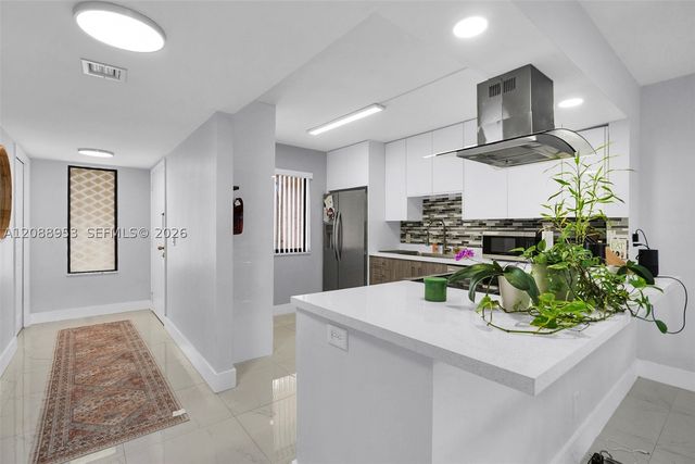 150 Lakeview Dr 203, Weston, FL 33326