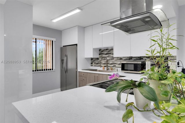 150 Lakeview Dr 203, Weston, FL 33326