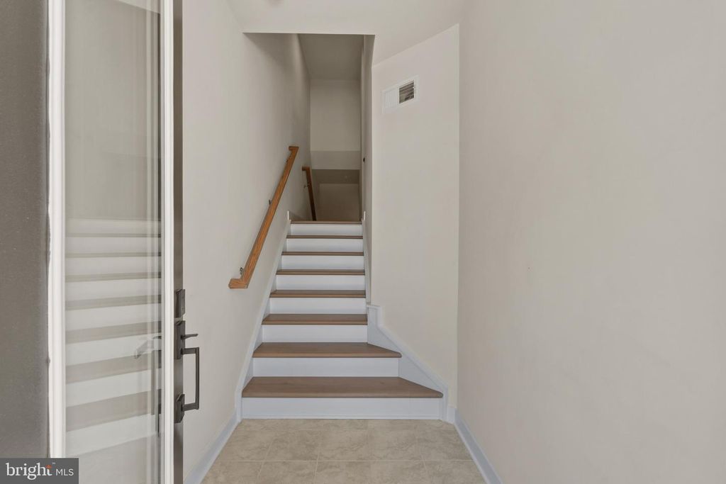 Image 3 of property listing at 13826 RIDGEVIEW CT, Cockeysville, MD 21030