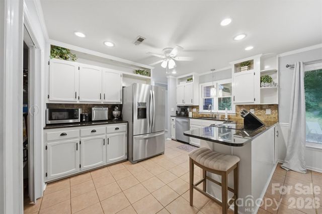 6089 Northlake Drive, Hickory, NC 28601