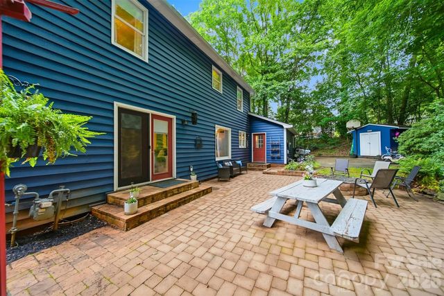 6089 Northlake Drive, Hickory, NC 28601
