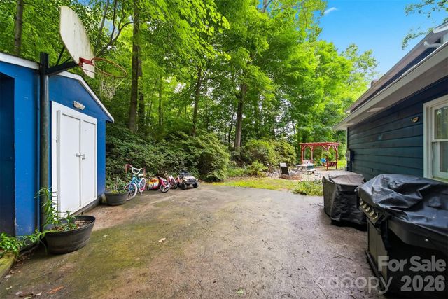 6089 Northlake Drive, Hickory, NC 28601
