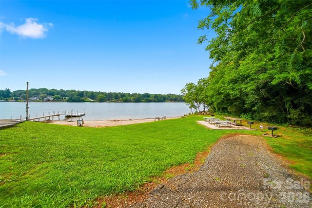 6089 Northlake Drive, Hickory, NC 28601
