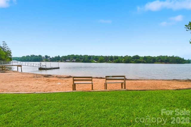 6089 Northlake Drive, Hickory, NC 28601