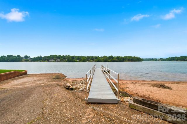 6089 Northlake Drive, Hickory, NC 28601