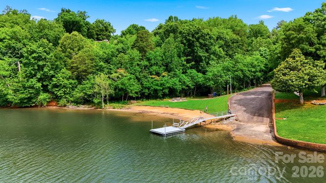6089 Northlake Drive, Hickory, NC 28601