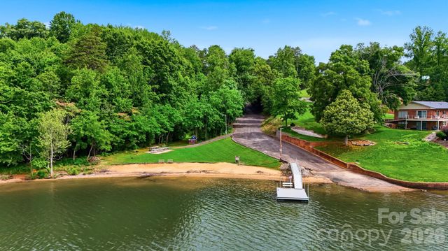 6089 Northlake Drive, Hickory, NC 28601