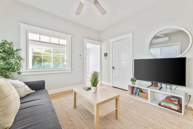 2432 3Rd Street, Santa Monica, CA 90405