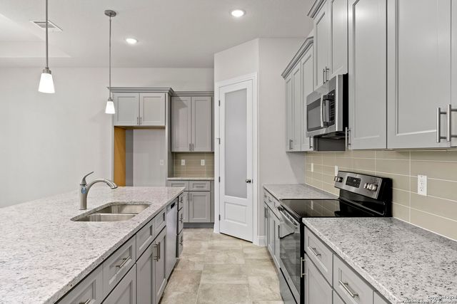 6862 Comanche Cougar, San Antonio, TX 78233