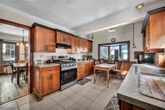 17610 Narragansett Avenue, Lakewood, OH 44107