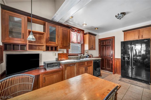 17610 Narragansett Avenue, Lakewood, OH 44107