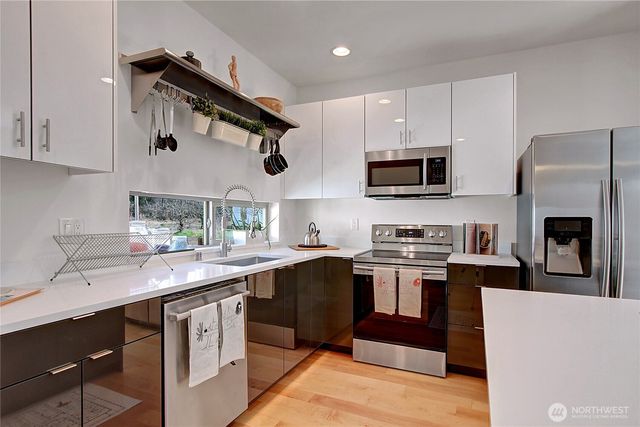 8706 S 42nd Avenue, Seattle, WA 98118