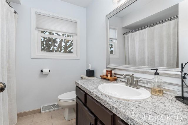 447 Stonehenge Street SE, Grand Rapids, MI 49548