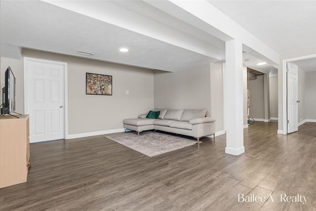 447 Stonehenge Street SE, Grand Rapids, MI 49548