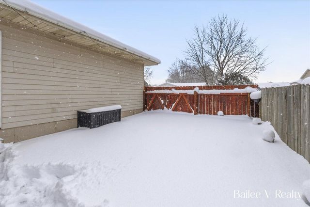 447 Stonehenge Street SE, Grand Rapids, MI 49548