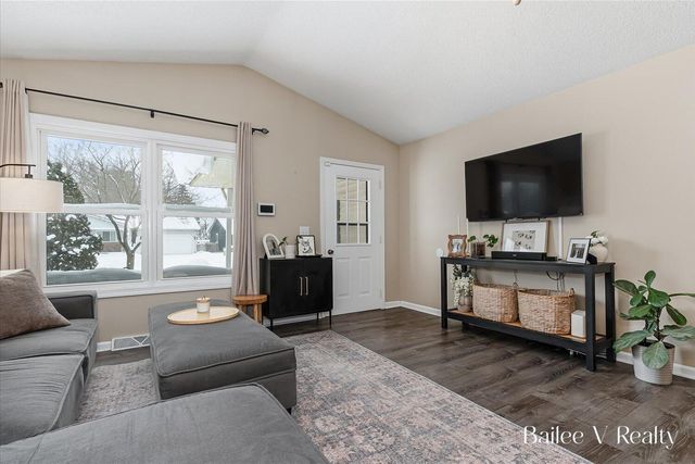 447 Stonehenge Street SE, Grand Rapids, MI 49548