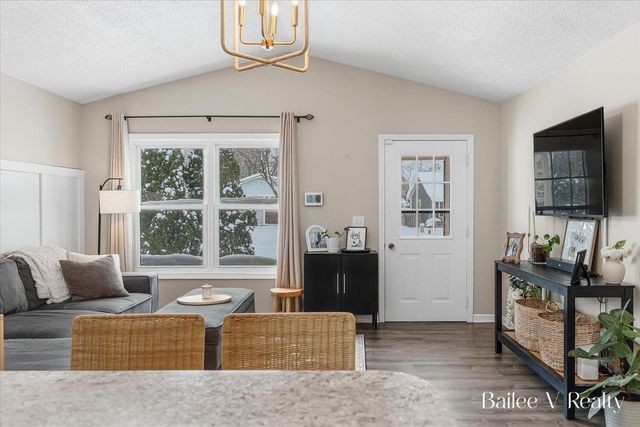 447 Stonehenge Street SE, Grand Rapids, MI 49548