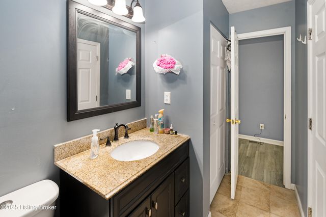 1926 W Chestnut St, Louisville, KY 40203