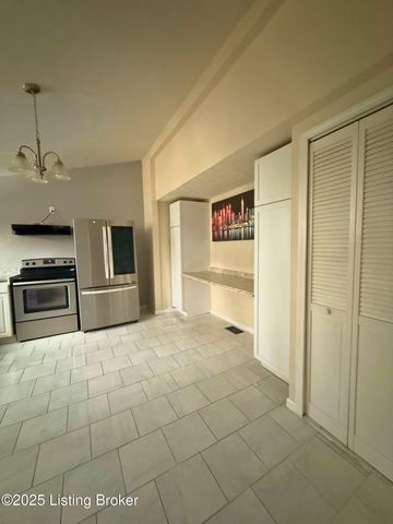 1926 W Chestnut St, Louisville, KY 40203