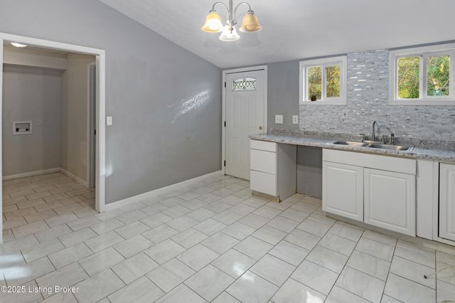 1926 W Chestnut St, Louisville, KY 40203