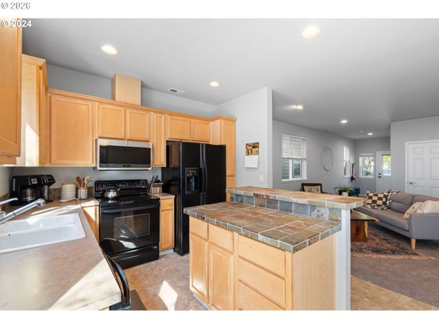 9228 Sw CASCARA Ln, Tualatin, OR 97062