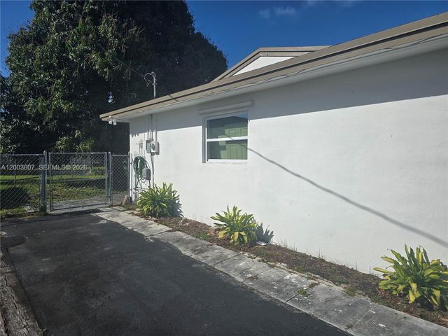 3531 NW 26th St, Lauderdale Lakes, FL 33311