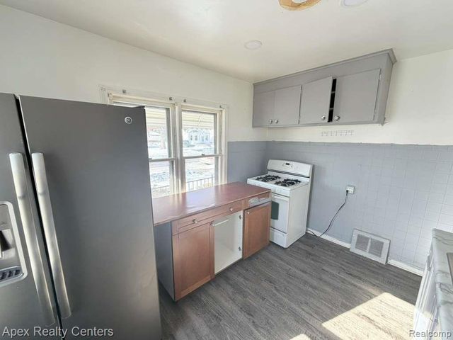 7232 Dolphin, Redford, MI 48239