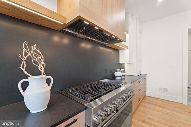 1324 TITANIA LN, Mclean, VA 22102