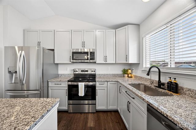 557 Lakewood Drive, Moscow Mills, MO 63362