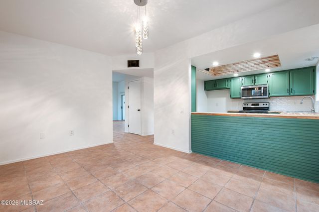 1625 W Calle Hacienda, Green Valley, AZ 85622